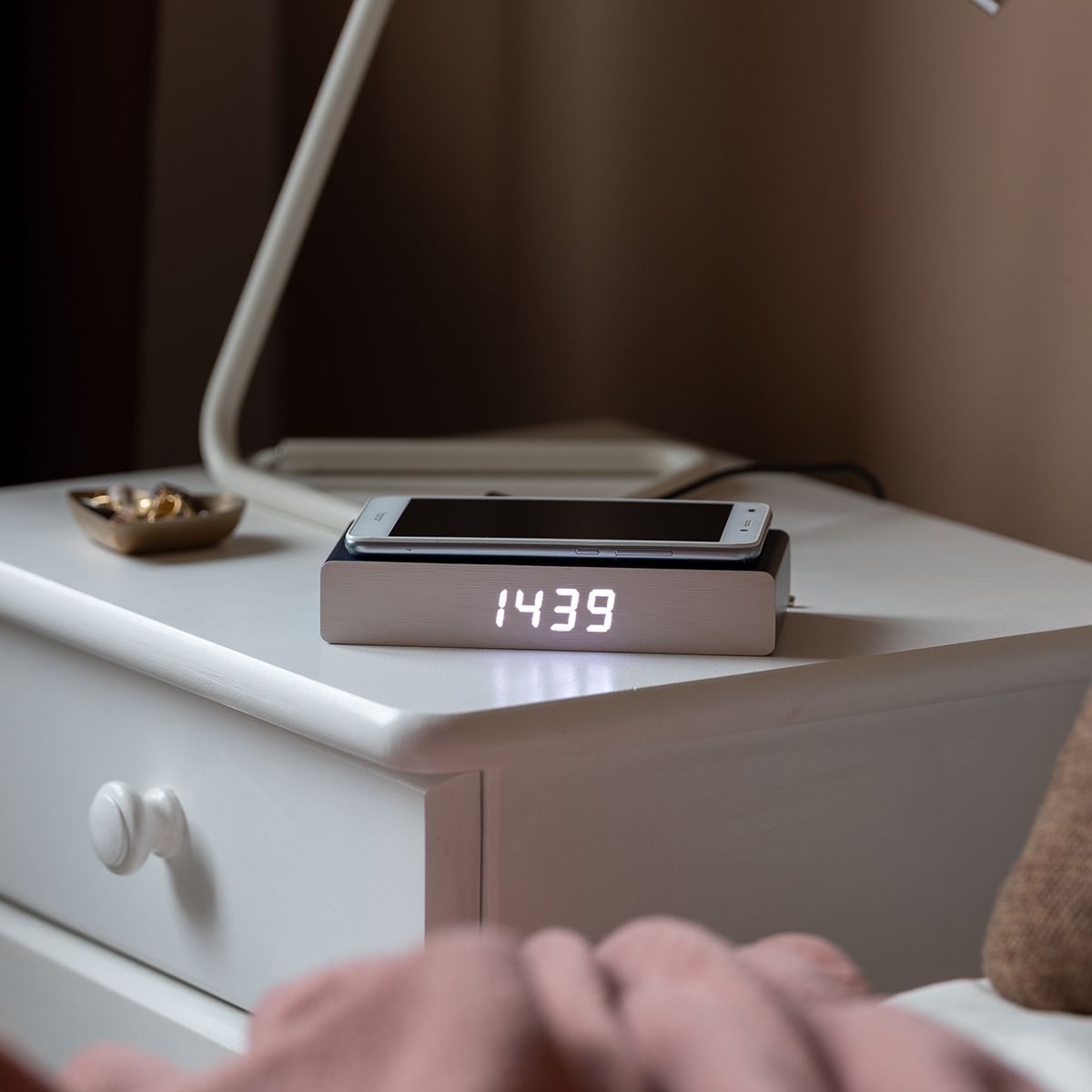 R22118.42 - Ładowarka indukcyjna z zegarem Nesna, granatowy